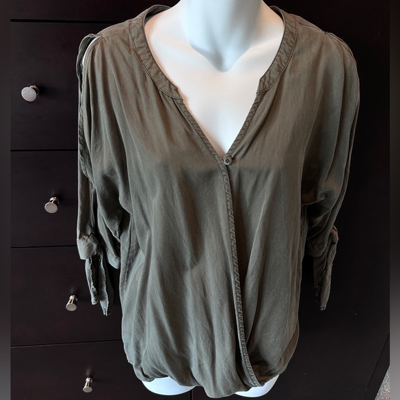 Francesca's Collection Open Sleeves w Ties, High-Low, Olive Green Blouse - Picture 4 of 7